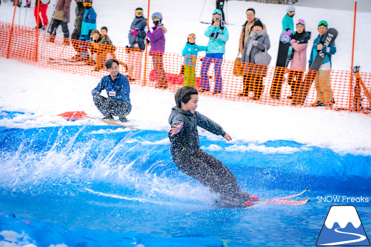 富良野スキー場｜季節は、まだ冬？それとも…？小雪が舞い、たくさんの雪が残る富良野スキー場で、春の恒例イベント『春スキー池渡り大会』開催(^^)/